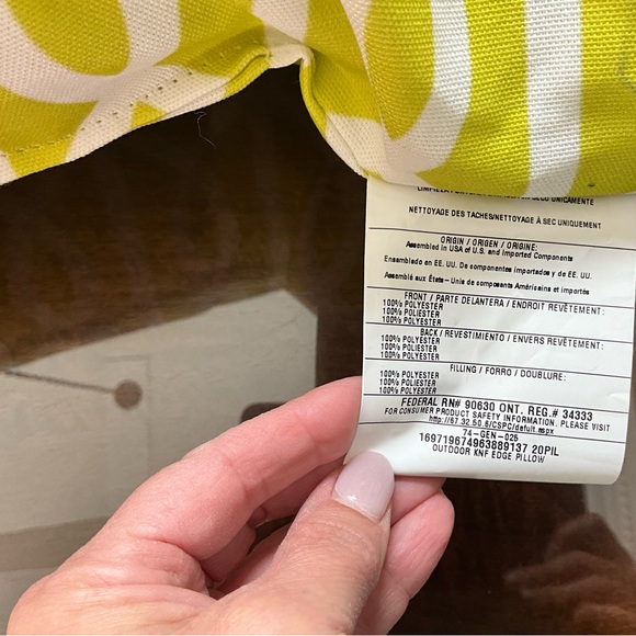 NEVER BEEN USED SET OF 2 OUTDOOR/INDOOR LIME GREEN THROW PILLOWS 20 X20 - Picture 7 of 7